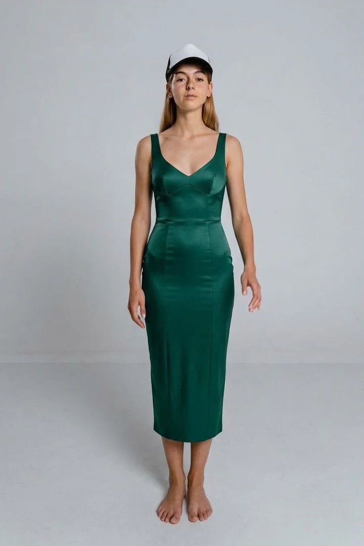 AI-примірка: модель у зеленій сукні Corsetry BAZHANE